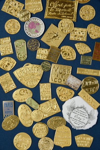 COTY - (années 1910-1930) Belle série de 51 étiquettes en papier gaufré doré à la...