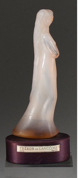 Lancôme «Magie» - (1950)
Flacon figurine modèle «Mélisande» en verre opalescent rose,...