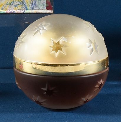 Lancôme «Magie» - (édition 1998)
Flacon modèle «Sphère Magique» en cristal dépoli...