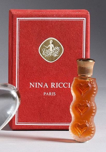 Nina RICCI «Farouche» - (1974)
Présenté dans son coffret en carton gainé de feutrine...