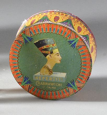 CHABRAWICHI «Néfertiti» - (années 1920)
Rare boite de poudre cylindrique forme tambour...
