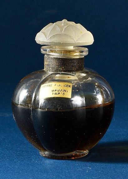 Maurice Babani «Chypre Egyptien» - (années 1920)
Flacon en verre incolore pressé...