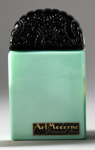 RIMMEL «Art Moderne» - (1925)
Elégant flacon moderniste en verre opaque vert jade...