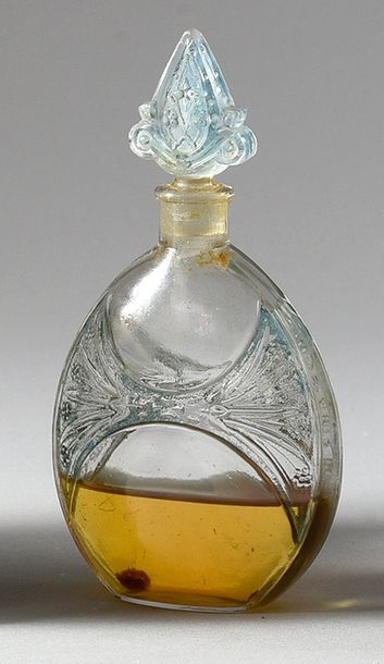 BRYENNE «Ambre Persan» - (1927)
Rare flacon en verre incolore pressé moulé de section...