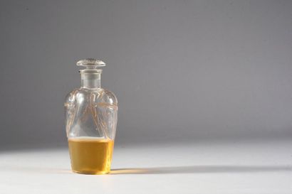 L.T.PIVER «Scarabée» - (années 1910)
Rare flacon en verre incolore pressé moulé modèle...