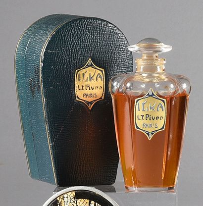 L.T.PIVER «Ilka» - (années 1910)
Très rare flacon en verre incolore pressé moulé...