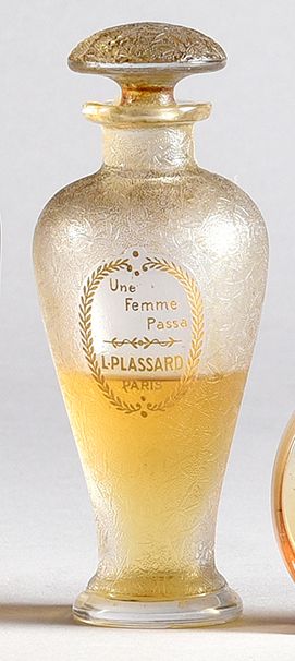 L.Plassard «Une Femme passa» - (années 1910)
Rare flacon amphore sur piedouche en...