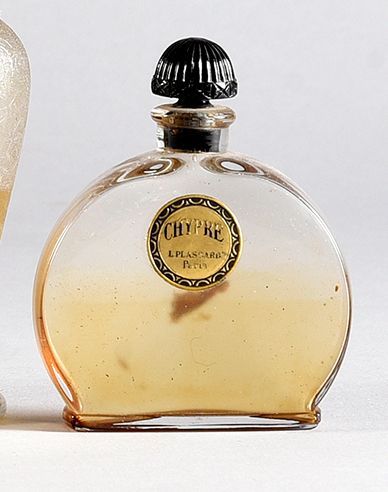 L.Plassard «Chypre» - (années 1920)
Flacon tabatière en verre incolore pressé moulé...
