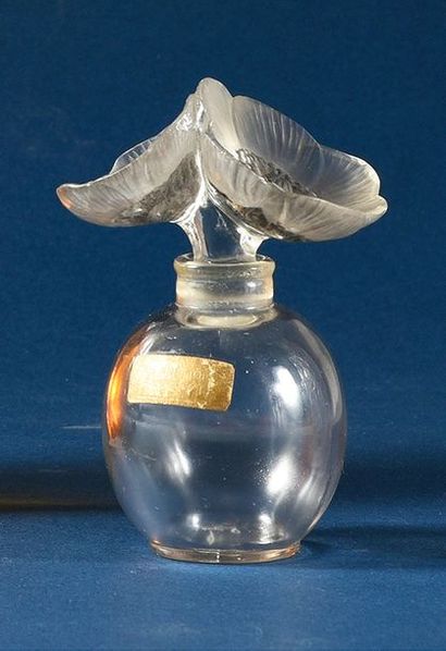 Forvil «Les Anémones» - (années 1930)
Flacon en verre incolore pressé moulé de section...