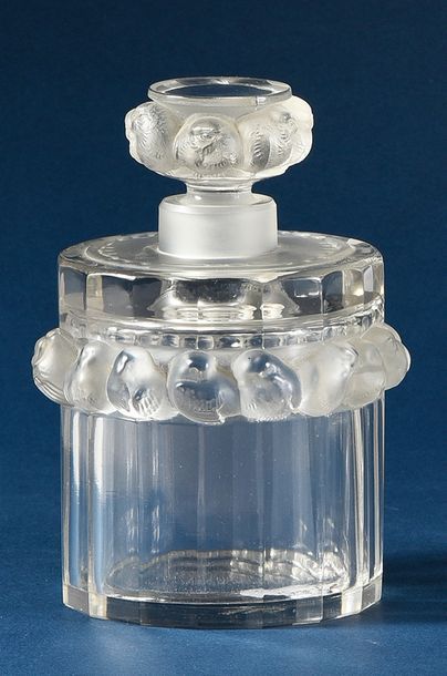 LALIQUE FRANCE - (années 1960) Flacon en cristal incolore pressé moulé de section...