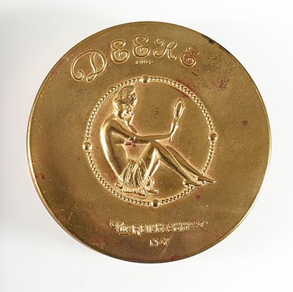 DEERE - (années 1930 - Etats Unis) Poudrier en laiton estampé en forme de disque,...