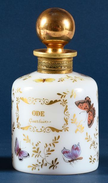 Guerlain «Ode» - (1955)
Flacon grand-luxe en opaline savonneuse pressée moulée de...