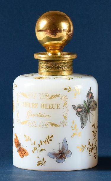 Guerlain «L'Heure Bleue» - (1912)
Flacon grand-luxe en opaline savonneuse pressée...