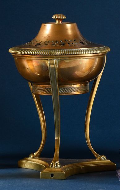 GUERLAIN - (années 1930) Elégant brûle parfum tripode en bronze doré dans le pur...