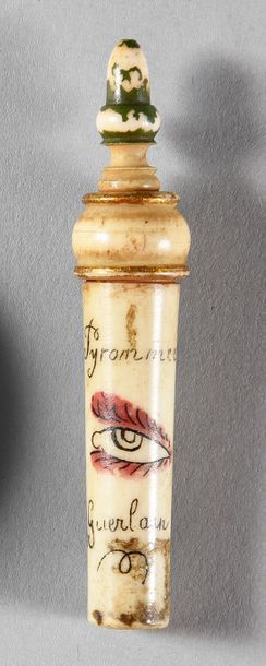Guerlain «Pyrommée» - (années 1910)
Rare étui cylindrique à khôl en os tourné à décor...