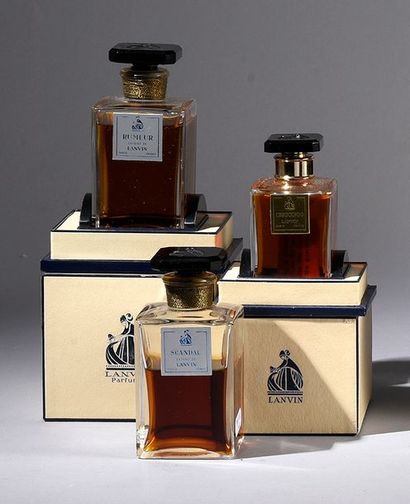 Lanvin parfums - (années 1950) Série de 3 flacons modèles cubiques avec leur bouchon...