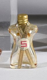 SCHIAPARELLI «Shocking» - (1937)
Diminutif parfum en verre avec capsule en laiton...