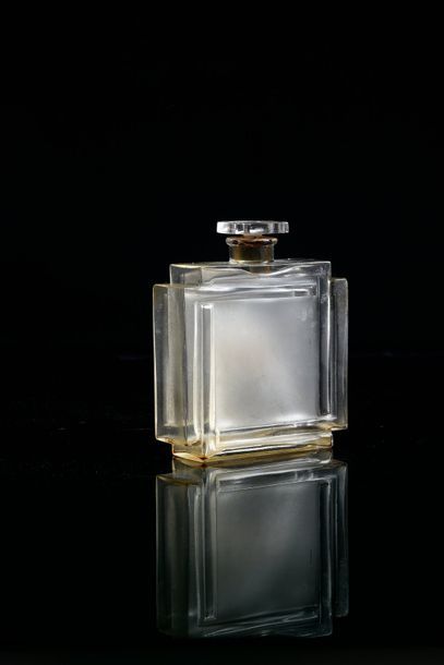 MOLYNEUX «Le Numéro Cinq» - (1928)
Rarissime flacon moderniste en verre incolore...