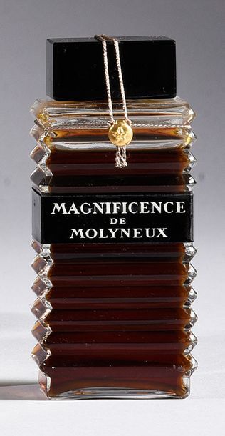 MOLYNEUX «Magnificence» - (années 1950)
Flacon moderniste en verre incolore pressé...