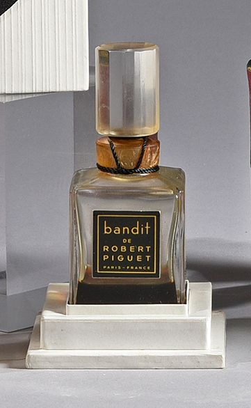 Robert Piguet «Bandit» - (1944)
Flacon en verre incolore pressé moulé de section...