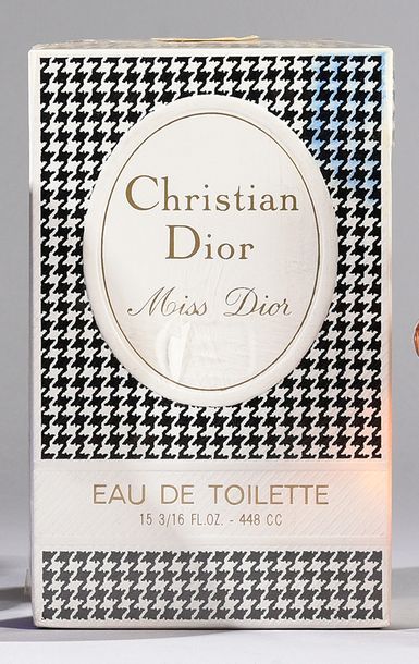 CHRISTIAN DIOR «Miss Dior» - (1947)
Flacon contenant 500ml d'eau de toilette scellé...