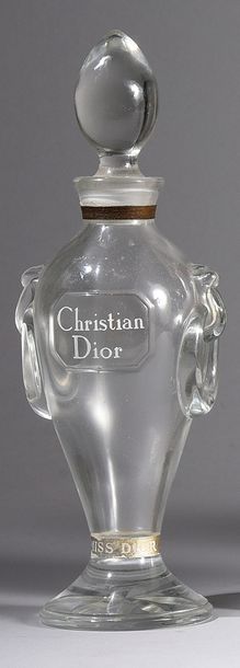 CHRISTIAN DIOR «Miss Dior» - (1947)
Flacon amphore sur piedouche étoilé en verre...