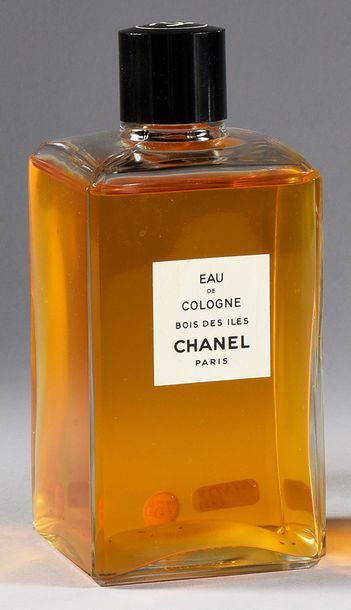 Chanel - (années 1950) 2 flacons d'eau de cologne «Bois des Iles», et «Cuir de Russie»,...