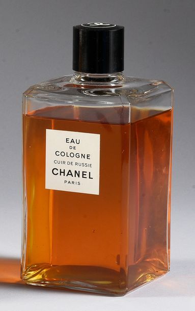 Chanel - (années 1950) 2 flacons d'eau de cologne «Bois des Iles», et «Cuir de Russie»,...