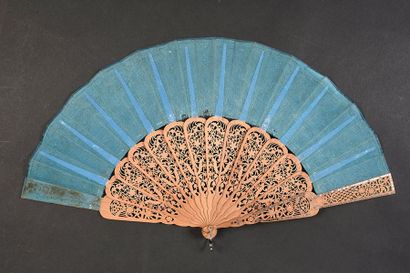 null Lierre, vers 1860-1880
Eventail plié, feuille en gaze bleue brodée de paillettes...
