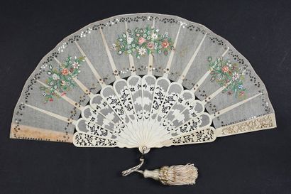 null Fleurs de soie, vers 1860-1880
Eventail plié, feuille en gaze blanche à décor...
