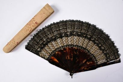 null Feuilles de vignes, vers 1880
Eventail, feuille en dentelle noire, doublée de...