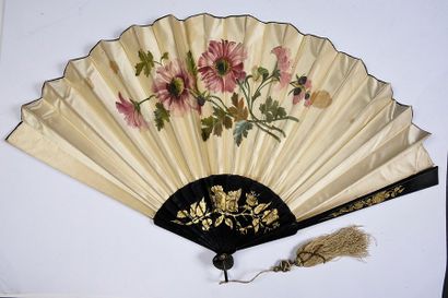 null Deux éventails, vers 1890
Eventails pliés, feuilles en tissus à décor de fleurs....