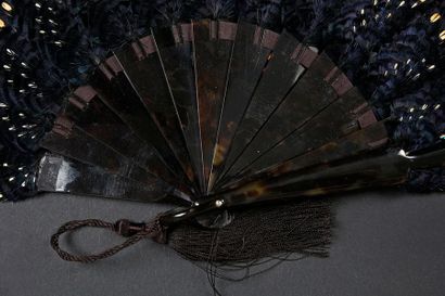 null Faisan teinté, vers 1905
Eventail en plumes de faisan teinté violet. Monture...