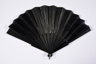 null Cuir, vers 1880
Eventail plié, feuille double en cuir noir.
Monture en bois...