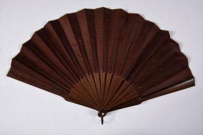 null G. Millin de Grandemaison, 1880
Eventail plié, feuille double en tissu peint...