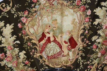 null Les poussins, vers 1890
Grand éventail plié, la feuille en tissu enduit imprimé...