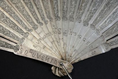 null A Mme Hoggers, 1911
Eventail de type brisé en argent gravé à décor de feuillages....