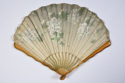 null Fleurs de pommier, vers 1900-1920
Eventail plié, feuille peinte de fleurs de...