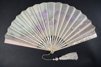 null Billotey, Violettes, vers 1890-1900
Eventail plié, feuille en gaze de soie peinte...