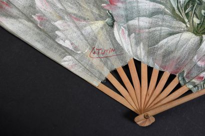 null Tutin, Pétales roses, vers 1900
Eventail plié, la feuille en tissu peinte d'une...