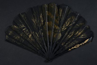 null Feuillages d'or, vers 1900
Eventail plié, feuille en tissu noir peint de feuilles...