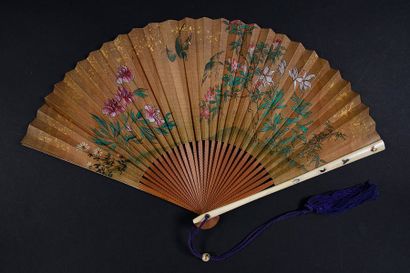 null Danseuse, Japon, vers 1900
Eventail plié feuille double en soie peinte d'une...