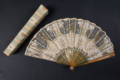 null Nœuds dorés, vers 1900-1920
Eventail plié, feuille en tissu et tulle à décor...