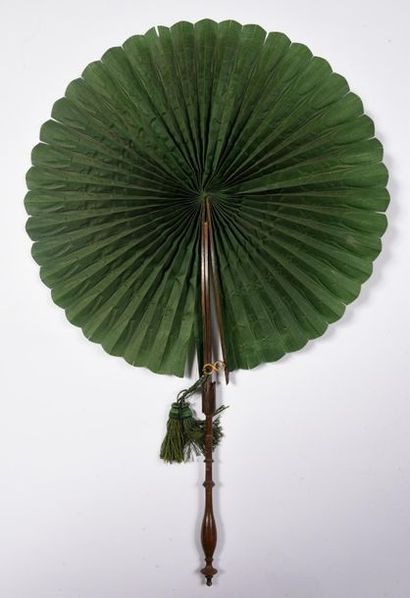 null Ecran-ombrelle, vers 1840
Eventail transformable en écran ou ombrelle-parasol,...
