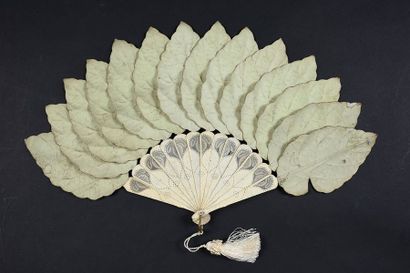 null Feuilles, vers 1880-1890
Eventail composé de feuilles gaufrées et imprimées...