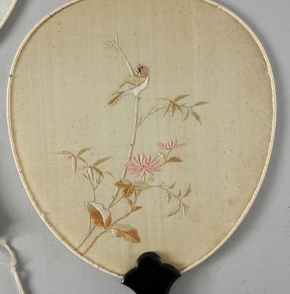null Deux écrans à main, Japon, XIXe siècle En tissu blanc brodé de fleurs et d'oiseaux.
H.t....