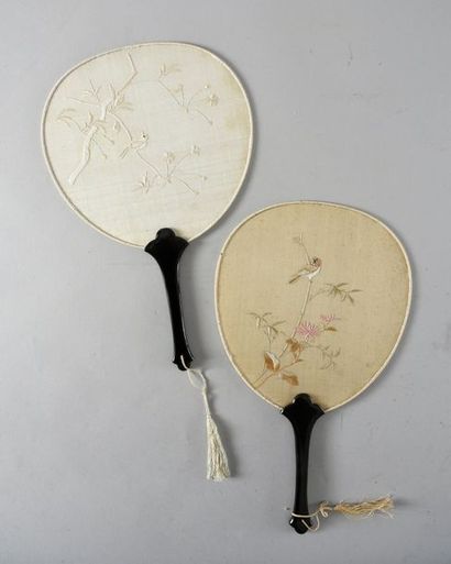 null Deux écrans à main, Japon, XIXe siècle En tissu blanc brodé de fleurs et d'oiseaux.
H.t....
