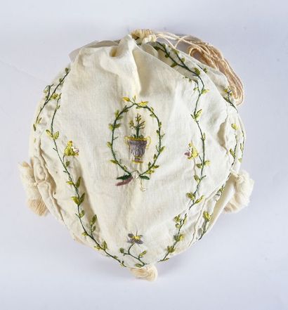 null Petit sac brodé, fin du XVIIIe siècle, toile de coton crème brodée soie polychrome...