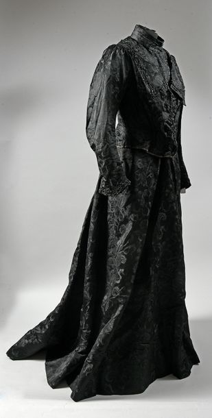 null Robe vers 1900, robe en damas de soie noir à dessin de volutes de fleurs; corsage...