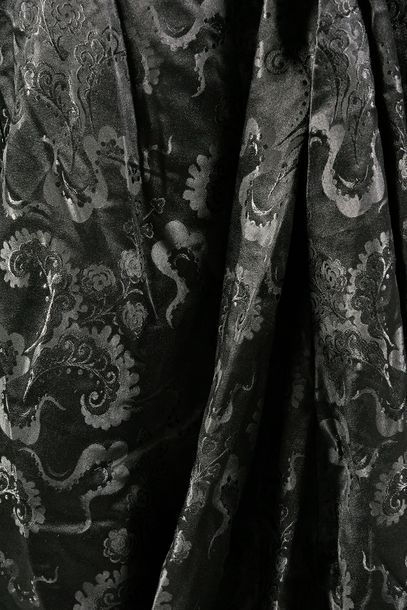 null Robe vers 1900, robe en damas de soie noir à dessin de volutes de fleurs; corsage...